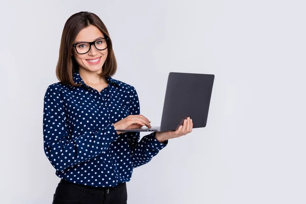 Πορτρέτο της ελκυστικής trendy χαρούμενο ειδικευμένο κορίτσι χρησιμοποιώντας το laptop δακτυλογράφηση έκθεση απομονωμένη πάνω από γκρι παστέλ χρώμα φόντο — Φωτογραφία Αρχείου