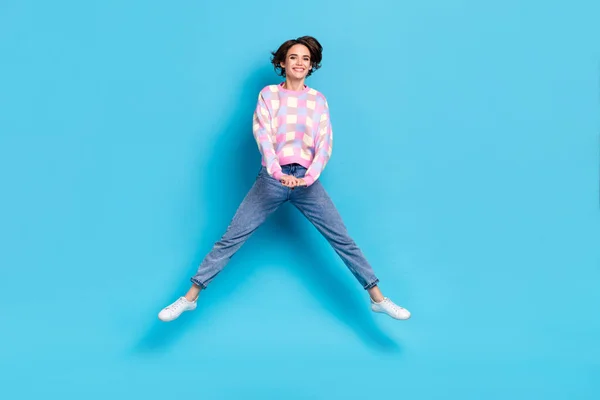 Plná velikost fotografie sladké tisícileté brunetky dáma skok nosit svetr džíny obuv izolované na modrém pozadí — Stock fotografie