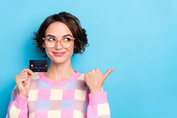 Fénykép impozáns Y-generációs barna hölgy hold card index promo kopás szemüveg kockás pulóver elszigetelt kék háttér — Stock Fotó