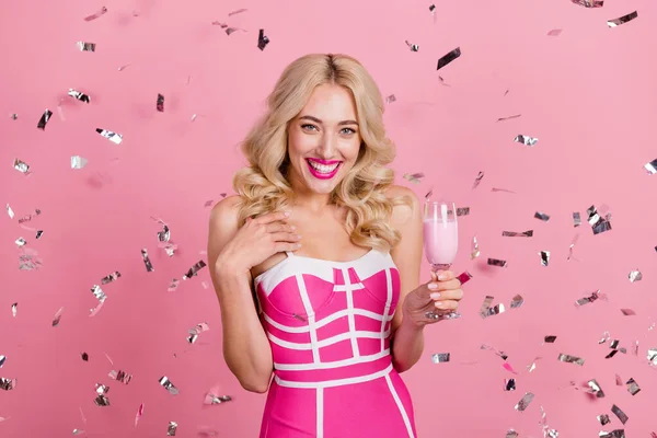 Foto de niña alegre celebrar wineglass hacer evento de cumpleaños tostadas desgaste vestido de rayas de lujo aislado color rosa fondo —  Fotos de Stock