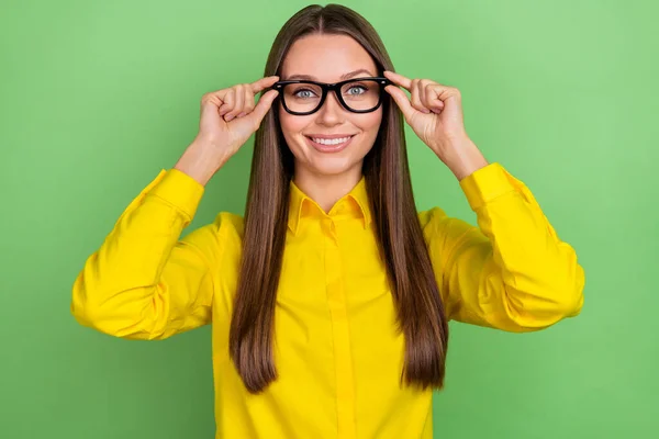 Foto di giovane bella donna mani toccare occhiali oculista intelligente isolato su sfondo di colore verde — Foto Stock