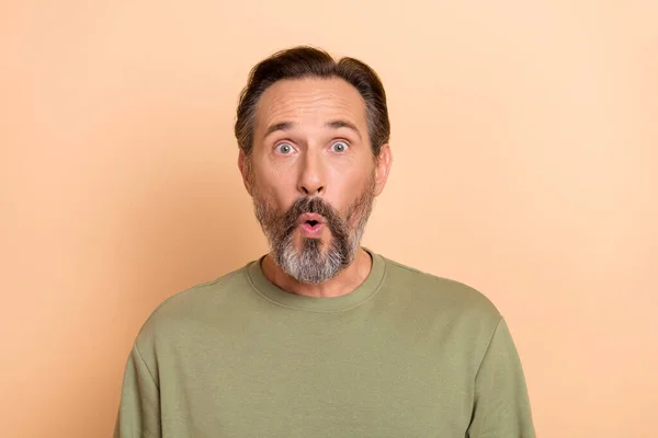 Portret van geschokte man pruilde lippen kijken camera cant geloven geïsoleerd op beige kleur achtergrond — Stockfoto