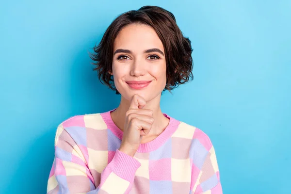 Foto de joven mujer encantadora mano tacto barbilla soñadora suéter a cuadros reflexivo aislado sobre fondo de color azul —  Fotos de Stock