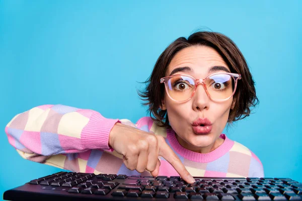 Foto van onder de indruk millennial brunette dame type laptop slijtage bril roze trui geïsoleerd op blauwe achtergrond — Stockfoto