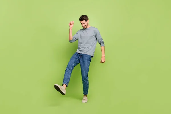 Full body photo of handsome young man have fun enjoy his hobby dancing isolated on green color background — Stockfoto
