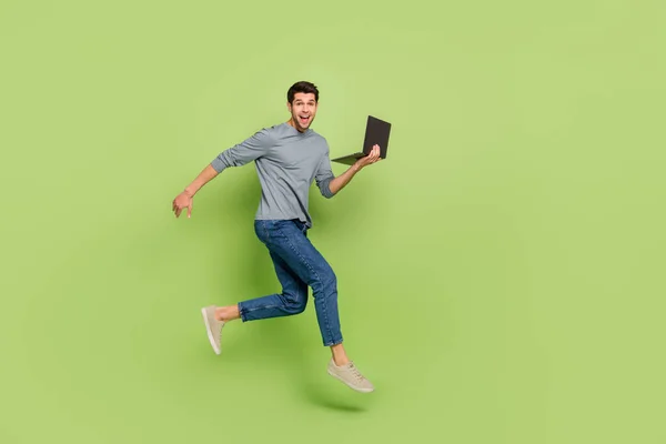 Full size photo of running brown haired casual style businessman rush to complete his task isolated on green color background — Foto de Stock