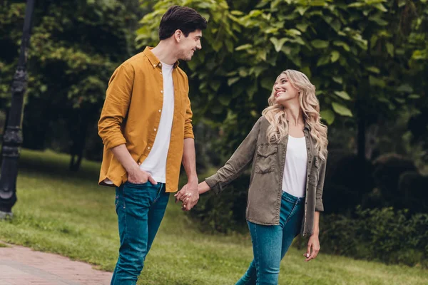 Porträtt av attraktiva glada amorösa par livspartner makar möte tillbringa fritid promenader utomhus — Stockfoto
