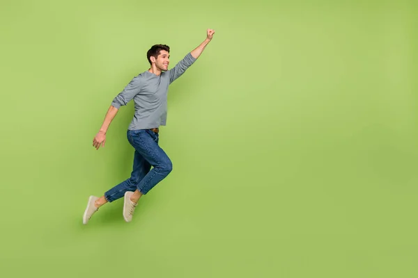 Pełne ciało zdjęcie wesołego chłodny pozytywny super mężczyzna latający, aby zapisać świat odizolowany na zielonym tle kolor — Zdjęcie stockowe