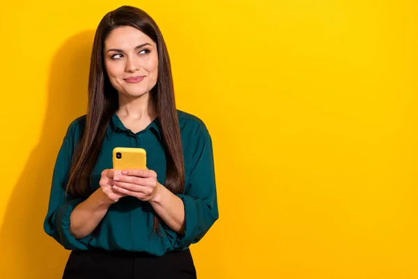 Photo of sweet dreamy woman wear green shirt chatting modern device empty space isolated yellow color background — Foto Stock