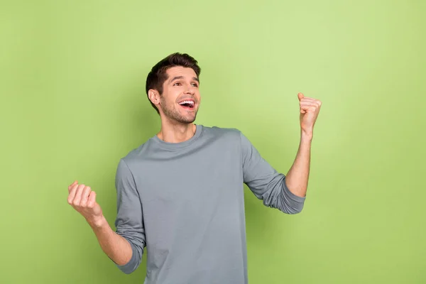Фото фанк-молодого брюнетки хлопця кричать, що рекламують одяг сірого кольору, ізольований на фоні зеленого кольору — стокове фото