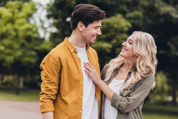 Portrait of attractive cheerful adorable couple friends friendship spending free time hugging on fresh air outdoors — стоковое фото