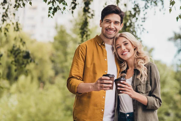 Retrato de belo bonito amoroso alegre vida parceiros passar tempo livre bebendo latte cappuccino ao ar livre — Fotografia de Stock