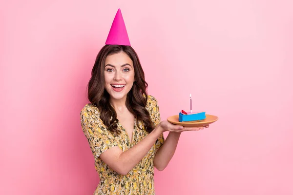 Photo of adorable satisfied person hold showing cake plate beaming smile isolated on pink color background — Stockfoto