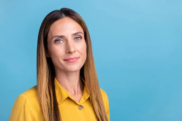 Photo of nice mature brown hairdo lady near promo wear yellow shirt isolated on blue color background — Stockfoto