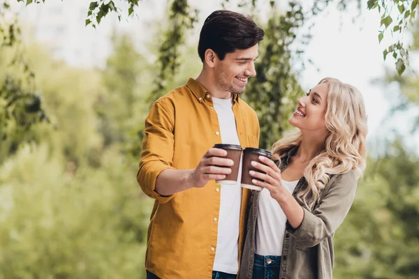 Retrato de belo bonito amigável alegre casal reunião passar tempo livre bebendo cappuccino clinking ao ar livre — Fotografia de Stock