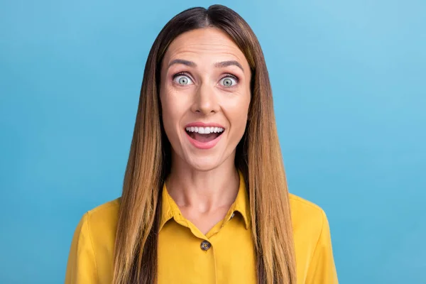 Foto di impressionato giovane acconciatura marrone signora sguardo fotocamera usura camicia gialla isolato su sfondo di colore blu — Foto Stock
