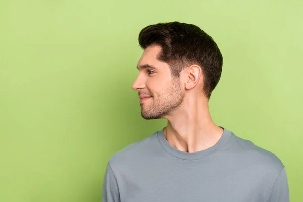 Φωτογραφία προφίλ του funky νεαρός brunet τύπος ματιά promo φορούν γκρι πουκάμισο απομονώνονται σε πράσινο χρώμα φόντο — Φωτογραφία Αρχείου