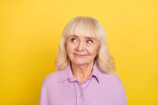 Portrait of attractive bewildered grey-haired granny thinking copy space clue isolated over bright yellow color background — Stock fotografie