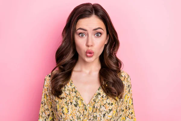 Portret van onder de indruk persoon pruilde lippen kijken camera cant geloven geïsoleerd op roze kleur achtergrond — Stockfoto