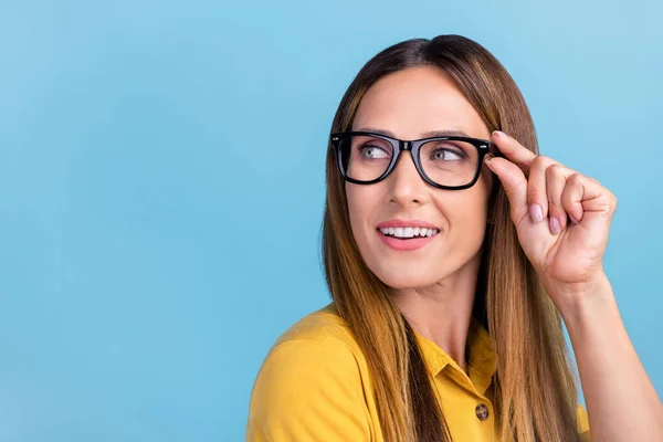 Foto de hr jovem senhora penteado marrom olhar promo desgaste óculos tendência pano isolado no fundo de cor azul — Fotografia de Stock