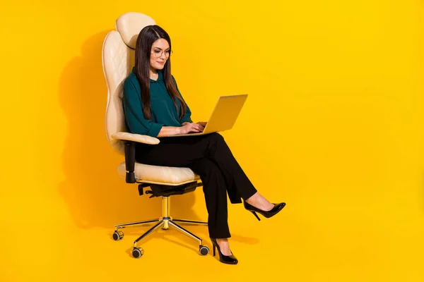 Full längd profil sida foto av ung kvinna chatt typ repost projekt marknadsförare isolerad över gul färg bakgrund — Stockfoto