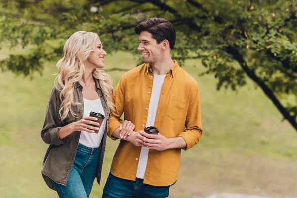 Porträtt av tillgivna attraktiva glada par tillbringa tid dricka cappuccino helg vila utomhus — Stockfoto