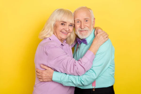 Πορτρέτο των δύο ελκυστικών χαρούμενα γκρίζα μαλλιά ανθρώπους αγκαλιάζει ειδύλλιο απομονωμένο σε φωτεινό κίτρινο χρώμα φόντο — Φωτογραφία Αρχείου