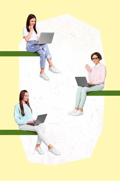 Video hobisi adı verilen netbook kullanan üç kızın dikey görünüm kolajı sarı arkaplan üzerinde izole edilmiş — Stok fotoğraf