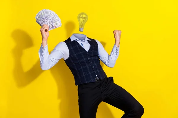 Abstrait affiche surréaliste de bizarre monstre gars tête d'ampoule tenir cashback gagner lever les poings isolés sur fond de couleur jaune — Photo