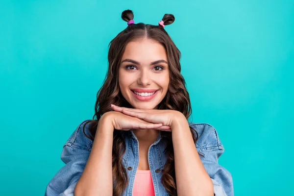 Foto de jovem adorável alegre mulher mãos toque queixo sonho isolado sobre turquesa cor de fundo — Fotografia de Stock