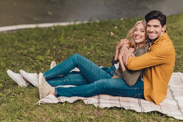 Profil sida visa porträtt av amorösa glada par livspartner makar kramar sitter frisk luft utomhus — Stockfoto