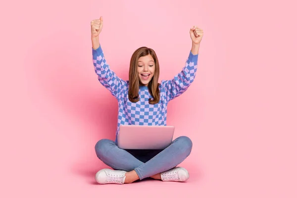Full length photo of young cheerful girl rejoice success fists hands look laptop isolated over pink color background — Stock fotografie
