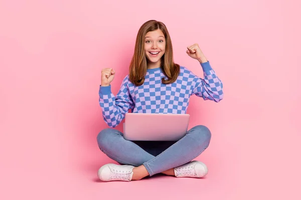 Full length photo of blond teenager girl hold laptop yell wear sweater jeans shoes isolated on pink background —  Fotos de Stock