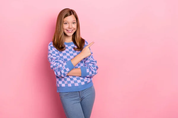 Zdjęcie brązowe włosy optymistyczne nastolatka dziewczyna wskazują promo nosić pokrowiec pullover izolowane na różowym tle koloru — Zdjęcie stockowe