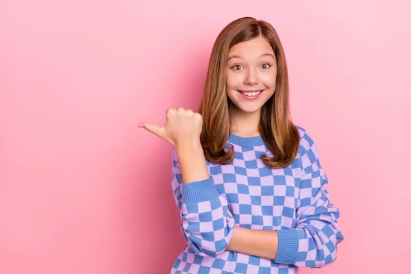 Photo of brown hairdo cute little girl index promo nosić sweter w kratę izolowane na różowym tle koloru — Zdjęcie stockowe