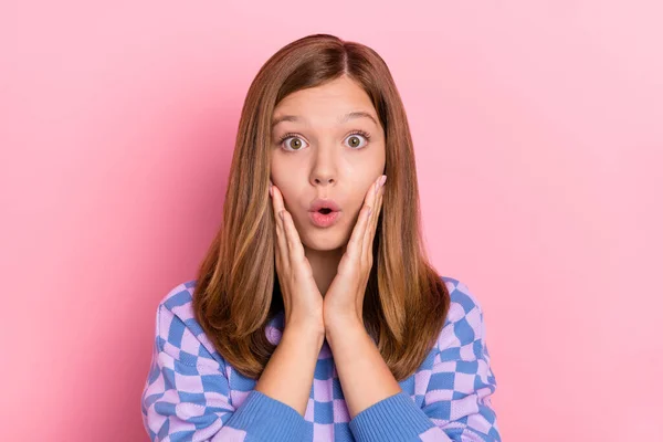 Fotografie hnědý účes dojem holčička ruce tvář nosit modrý svetr izolované na růžové barevné pozadí — Stock fotografie