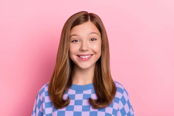 Photo de cheveux bruns adolescente optimiste porter pull bleu isolé sur fond rose pastel — Photo