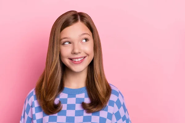 Foto de loira bonito adolescente menina olhar promo desgaste xadrez suéter isolado no fundo cor-de-rosa pastel — Fotografia de Stock