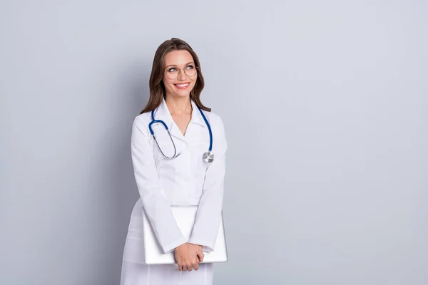 Foto di donna specialista sognante sguardo spazio vuoto nuovo vaccino covid terapia di protezione isolato colore grigio sfondo — Foto Stock