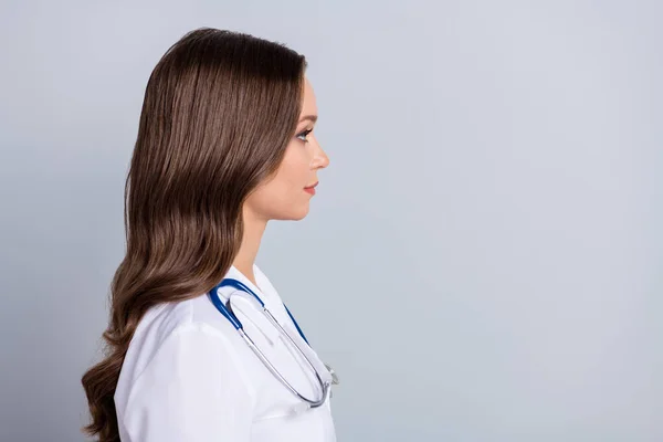 Foto del lado del perfil del virólogo dama calificada mirada espacio vacío escuchar paciente neumnia covid síntomas aislado fondo de color gris — Foto de Stock