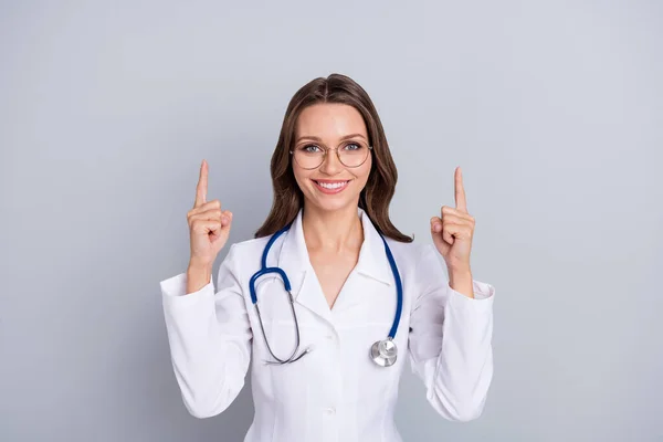 Photo of lady virologist point hand empty space suggest stop covid pandemic vaccinate isolated grey color background — Stok fotoğraf