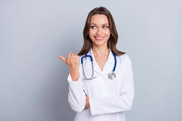 Photo of lady medic point thumb empty space demonstrate cov vaccine isolated over grey color background — Fotografia de Stock