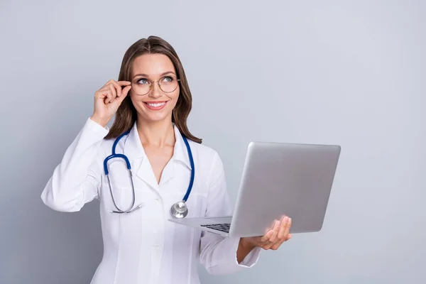 Photo of specialist doc lady hold netbook empty space easy online vaccine entry queue isolated over grey color background — Stockfoto