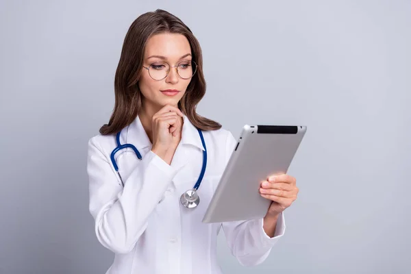 Profil boczne zdjęcie młodej kobiety przemyślane wykorzystanie e-book konsultacji lekarz odizolowany na szarym tle kolor — Zdjęcie stockowe
