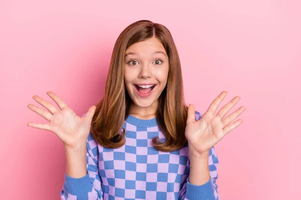 Photo of young lovely excited girl face reaction yell discount wow isolated over pink color background — Fotografia de Stock