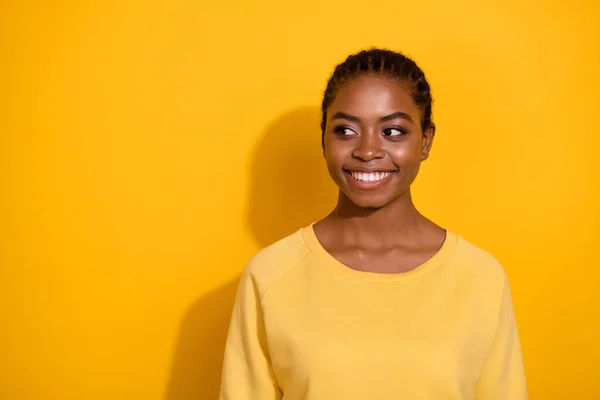 Πορτρέτο της ελκυστική χαρούμενη μελαχρινή κοπέλα κοιτάζοντας κατά μέρος αντίγραφο χώρο διαφήμιση απομονωμένη πάνω από φωτεινό κίτρινο χρώμα φόντο — Φωτογραφία Αρχείου