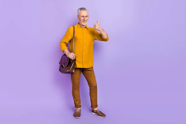 Full body photo of senior man show thumb-up recommend approve perfect isolated over violet color background — Zdjęcie stockowe