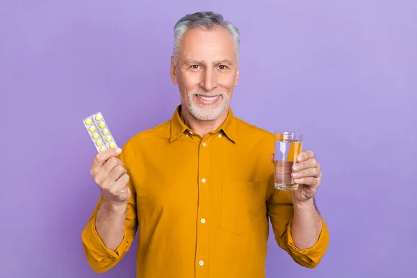 老年快乐男子早晨饮酒药丸的照片药物保健与紫罗兰色背景隔离 — 图库照片