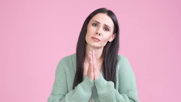 Frustrated lady folded arms in begging isolated pastel color background — Stockvideo