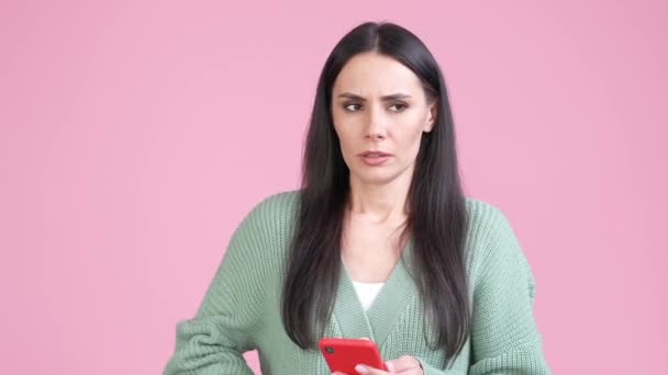 Frustrado señora respuesta llamada ex marido grito aislado pastel color fondo — Vídeo de stock